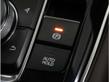 【オートホールド】停車中にブレーキペダルから足を放しても、ブレーキを自動的に制御して、車両の停車状態を保持する機能です。信号待ちなどの停車時に運転者の負担を軽減します。