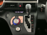 シンプルな操作で的確なシフトチェンジを可能にするシフトレバーを採用