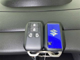 スマートキーをポケットやバッグに携帯していれば、キーを取り出すことなくドアハンドルを握り解錠、ドアハンドルのセンサーに触れるだけで施錠できます。