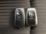 スマートキーは2個あります。家族で共有すれば自宅駐車場での入替えや旅行の時などに大変便利ですね。