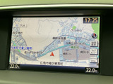 地図画面に現在地周辺の道路や施設名が表示され、目的地までの道順確認に役立ちます。時刻や空調設定の温度も画面上で確認でき、日常の移動に便利です。