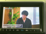 テレビ番組を画面に表示でき、停車中の待ち時間などに映像を楽しめます。画面から放送内容を確認しやすく、車内で過ごすひとときに活用いただける装備です。