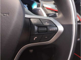 運転中にもオーディオの音量やFMの切り替えなどステアリングでの操作で切り替え可能なため、ステアリングから手を放す必要がない為、運転中でも操作が簡単でございます。