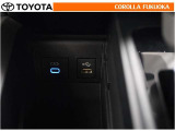 ポータブルオーディオなどの機器を接続して、車両のスピーカーで聞くことができます。