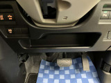 【運転席アンダートレー】タオル等置くのに便利