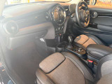 MINIのシートは体を包み込むようなデザインになっているので長時間運転しても疲れにくい設計です。