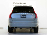 XC90は、使い方の幅を広げる7シーター仕様。洗練された佇まいの中に、高い実用性を秘めています。室内に足を踏み入れば、そこはまさに北欧のリビングルーム。落ち着きある明るい雰囲気をご堪能ください。