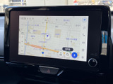 道路や周辺施設が画面上に表示され、現在地や目的地までの道筋を確認しやすい地図画面です。検索や拡大縮小の操作も画面から行え、慣れない場所への移動にも活用できます。