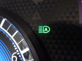 【ハイビームアシスト】先行車または対向車の有無や周辺の明るさなどに応じて、ヘッドライトのハイビーム(上向き)とロービーム(下向き)を自動で切り替えます。