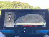 車両後方の映像と周囲を示す表示を画面で確認でき、駐車時の周辺確認をサポートします。表示された目安を参考にしながら、周囲を直接確かめて操作いただけます。