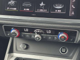 運転席、助手席を別々に温度調整できるオートエアコン。