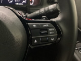 ステアリングホイールの右側がクルーズコントロールスイッチです。アクセルペダルを踏まずに一定走行が出来るので、高速道路での走行がグッと快適になります。