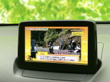 停車時には画面でテレビ番組の映像を視聴でき、休憩中などの時間を過ごす際に便利です。画面上に番組映像と情報が表示され、見たい内容を確認しやすい装備です。