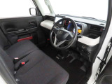 シンプルで使いやすいデザインの運転席です。