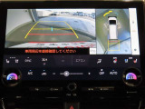 パノラミックビューモニター付きです。車両を上から見たような映像をディスプレイオーディオ画面に表示。運転席からの目視だけでは見にくい、車両周辺の状況をリアルタイムでしっかり確認できます。