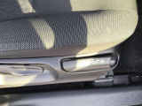 レバー操作で簡単にシート位置や高さを調整可能。どなたが運転しても最適なドライビングポジションを作れます。