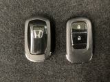 スマートキーを装備しています。鍵を差し込むことなくドアロックの開け閉めと、スタートボタン操作でのエンジンスタートができます。スペアキーも同じものを用意しております。