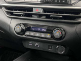 【オートエアコン】タッチパネル式オートエアコンで運転席周りの凹凸が少なくスッキリとしています。
