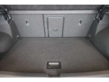 リアハッチドアが大きく開きますので、荷物の積み下ろしもしやすいです。トランクは広く、シートアレンジをすることで大きな荷物も乗ります。