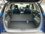 お荷物の量や乗車人数に合わせて使えるリヤシートは、ご覧のように倒すことが出来ますので便利です。