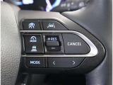 ステアリングスイッチ付き。前方から目を離すことなく操作することが可能です。