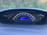 速度や燃料残量などの情報が運転席前方にまとまり、目線の移動を抑えて確認しやすい配置です。表示が見やすく整理されているため、走行中に必要な情報を把握したい時にも役立ちます。