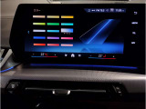 【ⅰドライブナビゲーション】文字情報も鮮明に表示する高解像度カラーディスプレイを採用。視認性に優れた地図デザインと特徴的な建造物を目印にした描写表示で現在位置を把握できます。地図データの更新も可能です