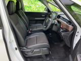 前席は座面と背もたれにゆとりがあり、運転席から助手席まで落ち着いて過ごせる空間です。大きな窓から外の様子を確認しやすく、足元もすっきりまとまっています。