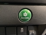 ECON モードをON にするとアクセルペダルの動きに対するエンジンの反応とエアコンの制御を切り換えることで、燃費のいい運転をするドライバーがペダルを踏んだ時と同じようにエンジンを制御します。