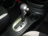 無段変速が魅力のCVT車です♪発進から加速までアクセルを一定にして走ることで滑らかに走ります♪車内も静かで振動もごくわずか!CVT車もATの一種なので、もちろんAT限定免許で運転OKです◎