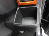 【カップホルダー】エアコン吹き出し口下部に設置されていますので使いやすさバッチリ!運転席から手の届くちょうどの位置です!