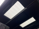 【左右独立ムーンルーフ】2列目左右席にそれぞれ配置されたガラスルーフ!日差しに合わせて片側だけシェードを閉めることも可能です!
