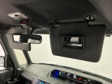 【サンバイザー】車内で身だしなみを整えるためのバニティミラーがセット。お化粧直しや髪型のチェックに活用できます。