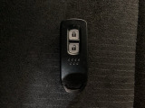 スマートキーを装備しています。鍵を差し込むことなくドアロックの開け閉めと、スタートボタン操作でのエンジンスタートができます。
