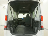 2列目シートと助手席を倒すことで、運転席以外のすべての空間がフラットな荷室となります。フラットな荷室になるので、脚立や絨毯などの長尺の荷物の積載にも対応しております。