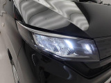 LEDヘッドランプ。白く明るい光でなおかつ低消費電力。クリアランスランプがスタイリッシュなラインを描きます。