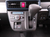 運転のしやすいインパネシフトです。運転席の足元も広くとても快適ですよ。