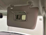 運転席、助手席共にサンバイザー&バニティミラー付いてます☆