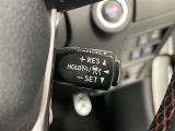 クルーズコントロール機能が付いています。 速度を設定するとアクセルを踏まなくても一定の速度で走ることができます。  高速道路ではとても便利な装置なんです。
