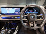 【ハンドル】ドライバーとBMW車の一体感がダイレクトに伝わるステアリングホイール。形状・太さへの拘りに加えて、操作性を高める為にスイッチ類も配置。クイックかつ安定のドライビングを体感下さい!