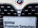 【LEDヘッドライト】先進のLEDテクノロジーを採用。放射される白色光の周波特性は太陽光に近く、バイキセノン・ヘッドライトを上回るコントラストで更に明るく輝きます!