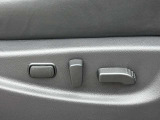 細かなシートポジション調整が可能なパワーシートを装備。体型に合わせた最適なドライビングポジションを電動でスムーズに設定できます。