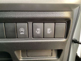 両側電動スライドドアのスイッチがあります。運転席に座ったままスライドドアの操作ができます。