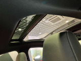 パノラミックスライディングルーフで明るい車内をお楽しみいただけます。UVカットで日差しの強い日も安心です。