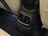 後部座席にもエアコンを備え、乗る人みんなが心地よく過ごせる空間を実現。USB接続にも対応し、ドライブ中のスマートフォンの充電にも便利です。