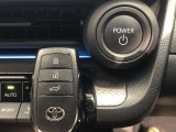 エンジンスタートスイッチです。キーが車内にあれば、エンジンの始動や停止はスイッチを押すだけ!キーを取り出す手間を省き、ワンプッシュで操作できるので簡単でスムーズです。