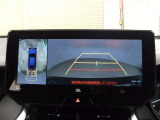 パノラミックビューモニター付きです。車両を上から見たような映像をディスプレイオーディオ画面に表示。運転席からの目視だけでは見にくい、車両周辺の状況をリアルタイムでしっかり確認できます。
