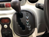 操作しやすいATシフトです。シフトチェンジを気にしなくてよいので運転だけに集中できますね。自然と手に届くところにある、手になじむ形状のシフトノブがいいですね。