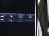 Apple CarPlayやAndroid Autoを利用すれば、スマホを簡単に接続できます。USBポートにケーブルをつなぐだけで、スマホの見慣れたホーム画面と共通するインターフェイスが表示されます。