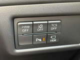 運転席の手元には、駐車時に周囲を映すカメラや荷室の扉などのスイッチがまとまっています。必要な機能へ手を伸ばしやすく、発進前や駐車時の操作を整理することで、運転者の確認作業を助けます。